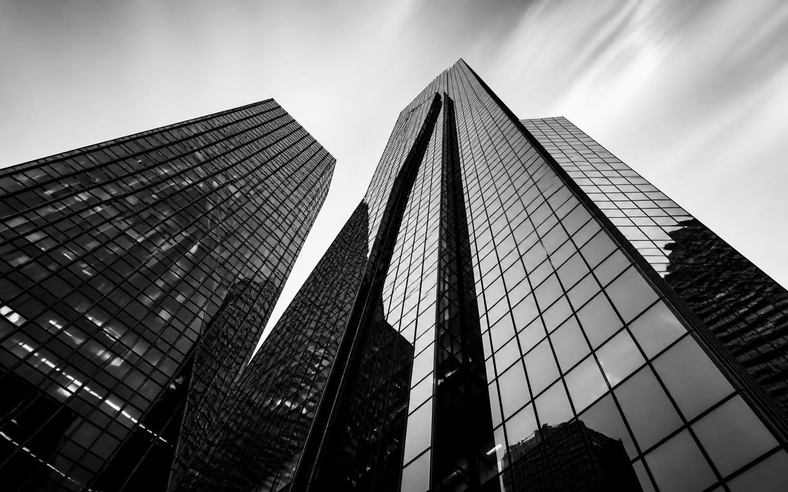 Edifícios corporativos em perspectiva, em preto e branco